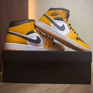 Air Jordan 1 Mid ‘Reverse Yellow Toe’